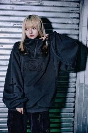 胸にロゴ、袖に十字の刺繍を入れた黒のビッグシルエットのハーフジップスウェット