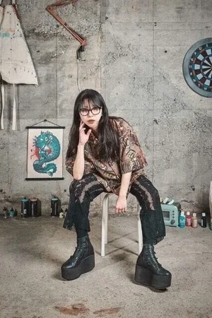柄シャツに、レースを重ねた黒のパンツを合わせたコーディネート