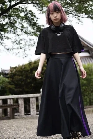 黒のクロップドTシャツに、紫のラインを入れた黒のロングスカートを合わせたコーディネート