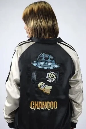 背中にUFOのキャラクターと「CHANQOO」の刺繍を入れたスカジャン