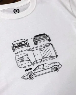 車の設計図のような線画をプリントした白いTシャツ