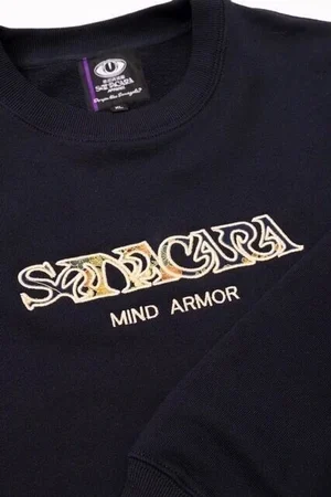 胸に「SANAGARA」のロゴと「MIND ARMOR」の文字を刺繍した黒いスウェット