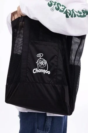 「Chanqoo」のロゴをプリントした黒いメッシュのトートバッグ