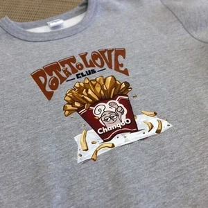 「POTATO LOVE CLUB」のポテトのイラストをプリントしたグレーのTシャツ