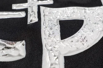 下側から見たとても立体的な表現をしているTシャツのプリント面