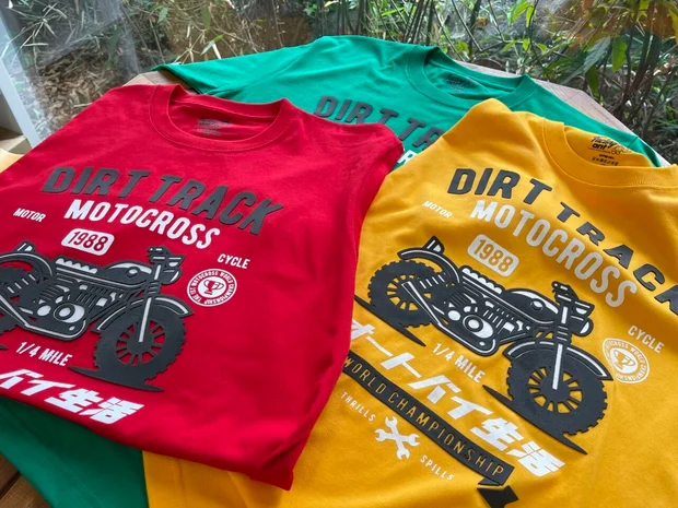赤、緑、黄色のTシャツ