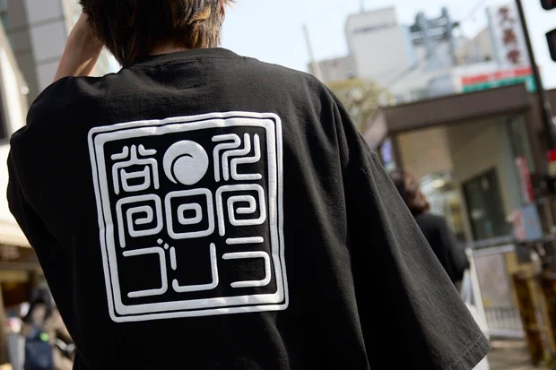 パフプリント加工の黒いTシャツを着た男子