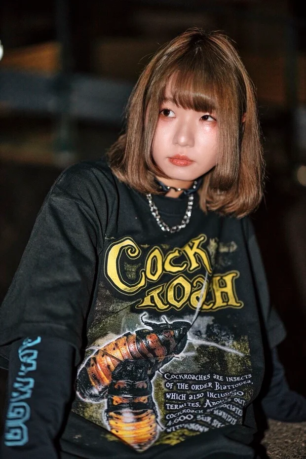 黒いCock Roach Tシャツを着た女性