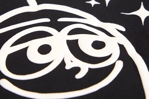 黒いTシャツに白いインクでプリントされた親指マン