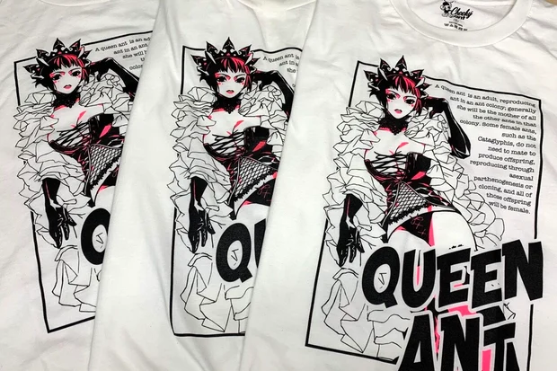 鮮やかな蛍光インクでプリントされた白いTシャツ