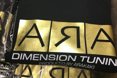 ゴールドの箔でプリントされた黒いTシャツ
