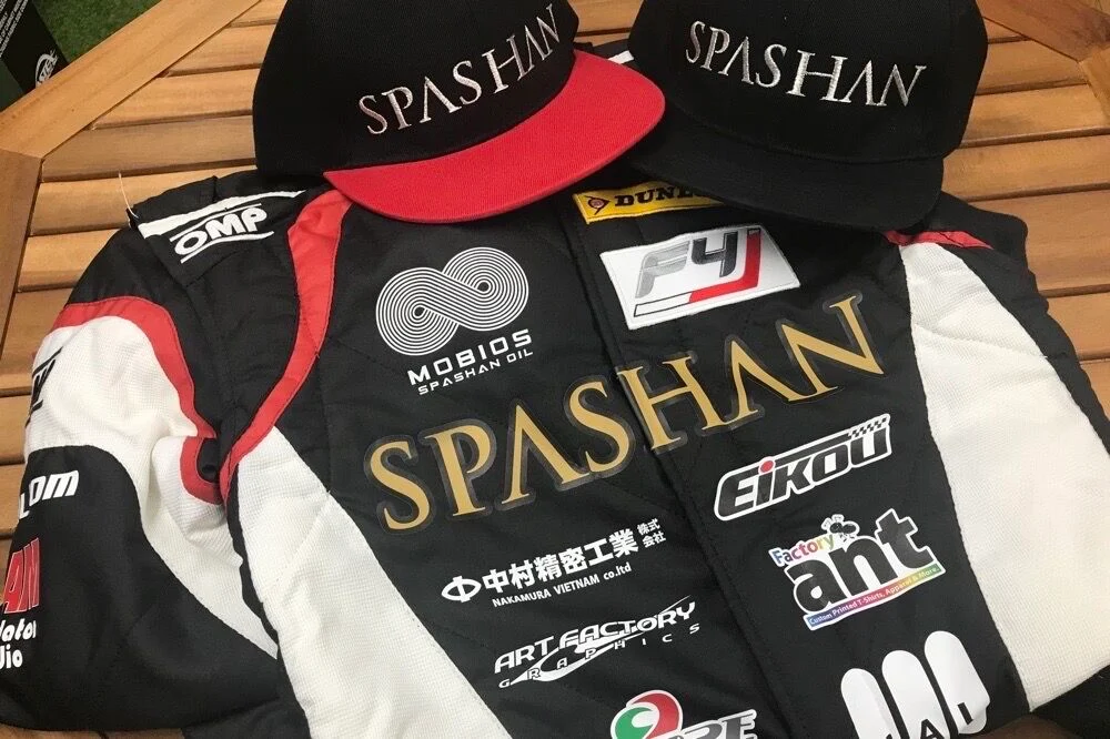 各スポンサーロゴがラバーシートで入っているレーシングスーツ