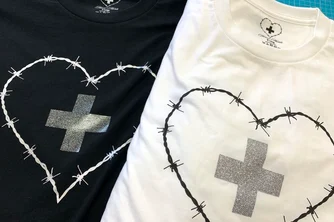 ラバー転写とスクリーンプリントを組み合わせたアパレルラインのTシャツ