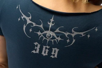 シルバーのグリッターラバーシートでデザインされたアパレルラインのカスタムTシャツ