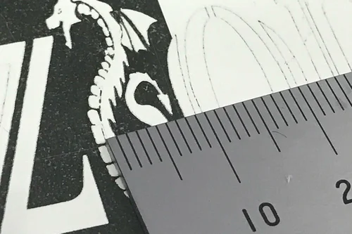 1mm以下のサイズをレーザー加工された白いラバーシート