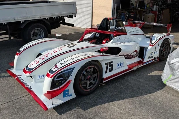 2026年のレースに参加する白いレーシングカー