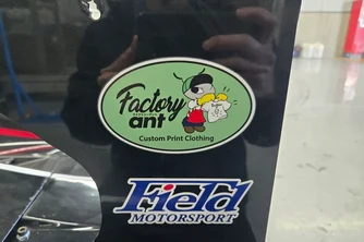 2025年のレーシングカーの翼端板に貼られたFactory antのロゴ