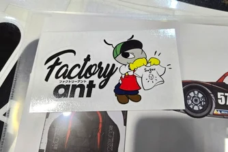 2026年のレーシングカーの翼端板に貼られるFactory antのロゴステッカー