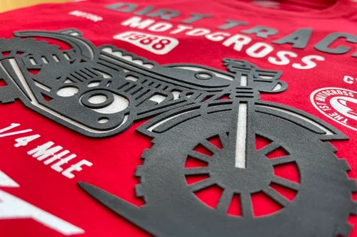 赤いTシャツに、バイクの絵を黒の盛り上がったインクでプリントした作例