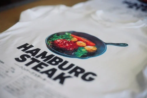 白いTシャツに、ハンバーグの写真を網点でプリントした作例