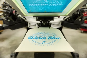 プロセスブルーの「プラスチゾルインク」でプリントされた帆布のトートバッグ
