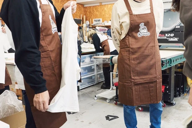 Chanqooワークショップに参加する皆さん。おそろいのChanqooロゴが入ったブラウンのエプロンを着用