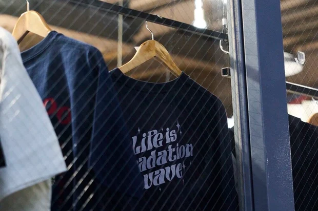 ポップアップ会場で販売されているプリントTシャツ