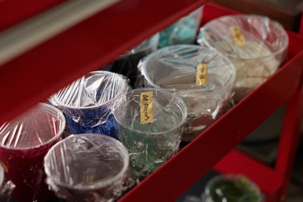 Factory antの作業台に並べられた調色されたプラスチゾルインク