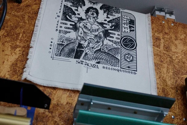 Factory antの壁に飾っている帆布にスクリーンプリントされた特徴的なイラスト