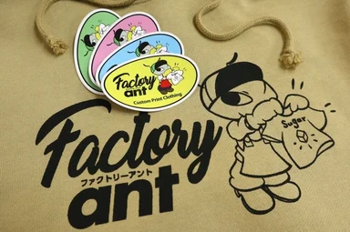 Factory ant のロゴとアント君を描いたステッカーと、同じ絵をプリントした巾着袋