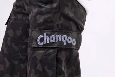 ポケットにChanqooの刺繍ロゴの排他アーミー柄のパンツ