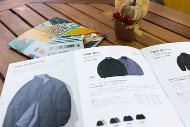 ユナイテッドアスレのカタログを参考にカスタム商品の打ち合わせ