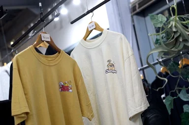 Factory antで作られたオリジナル商品がpop-up会場できれいに陳列されている