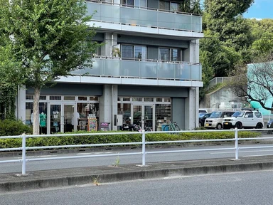 鎌倉街道ごしに見たFactory antの外観。1階がガラス張りの店舗になっている