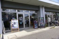 ガラス張りの店構え。手描きの黒板と「Custom Made at Factory ant」の看板が出ている