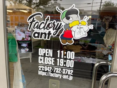 入口のガラスに書かれた営業時間「OPEN 11:00 CLOSE 19:00」と電話番号