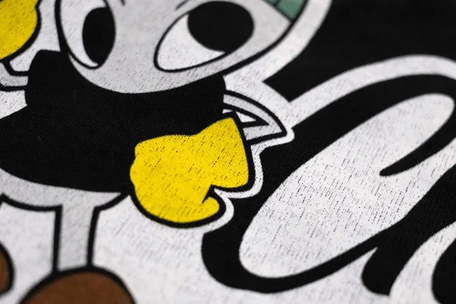 生地目を覆ってなめらかに仕上がったDTFプリントのキャラクター柄