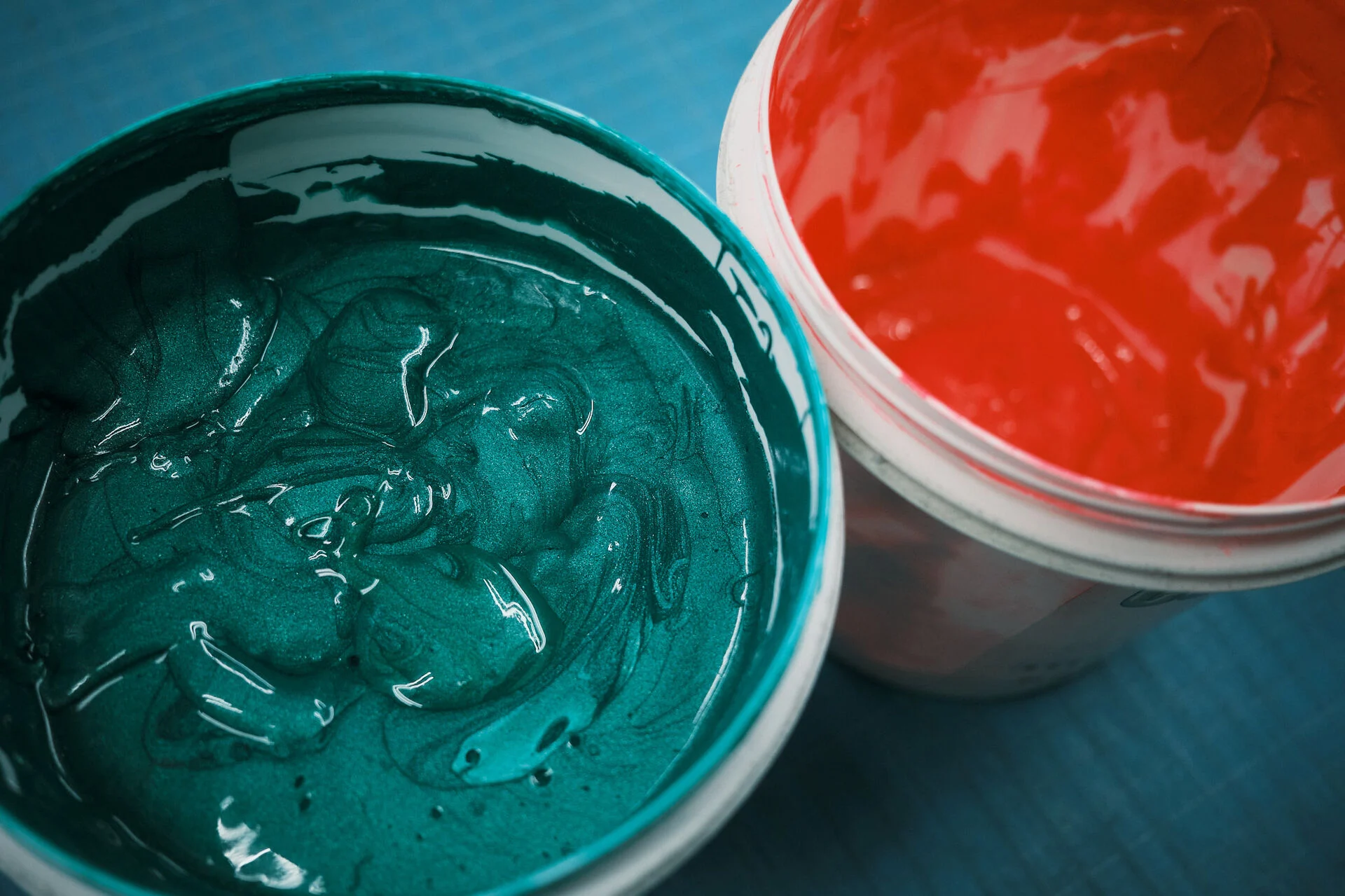 メタリックグリーンと蛍光レッドのスクリーンプリント用のプラスチゾルインク
