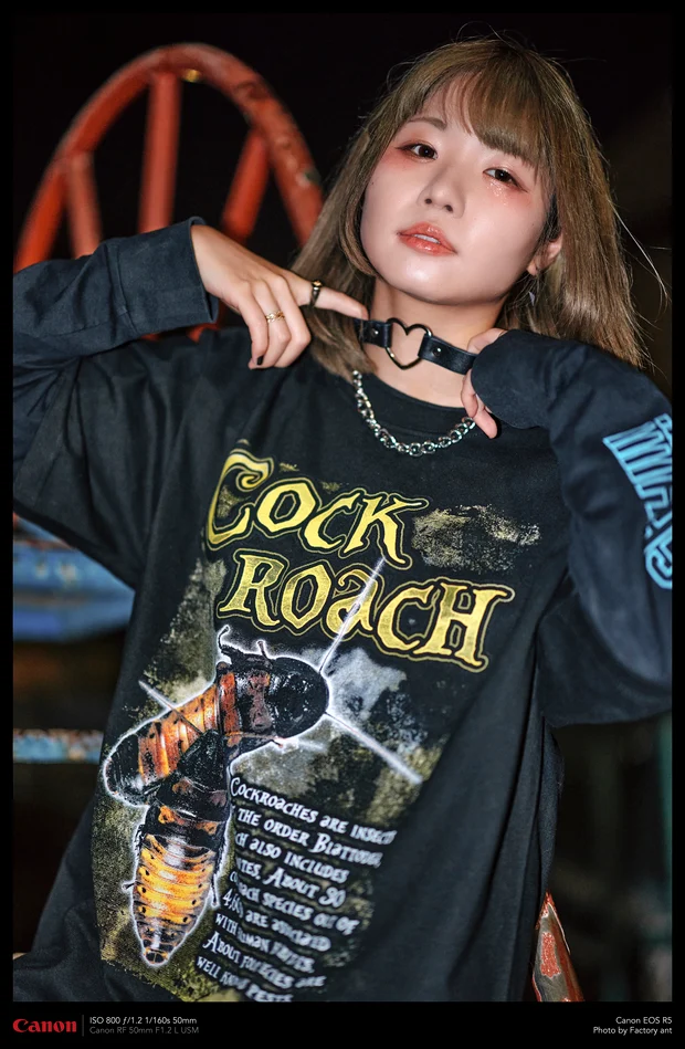 Cheeky ant の「COCKROACH」Tシャツの胸のグラフィックと袖の文字