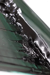 スクリーン版の上にのせた、つやのある黒いインクの寄り