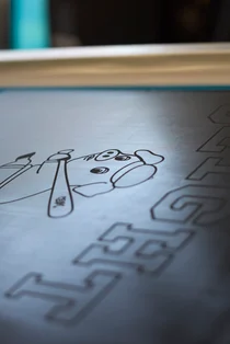 キャラクターと英字の絵柄を製版したスクリーン版の寄り