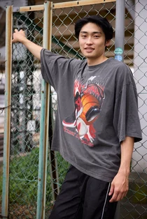 胸に赤いイラストを大きくDTFプリントしたグレーのTシャツ