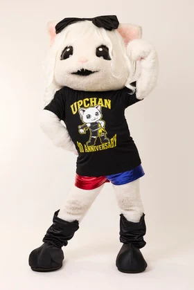 UPCHANのキャラクターをDTFプリントした黒いTシャツを着たマスコット