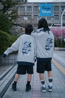 背中にイラストをDTFプリントした、おそろいのジャケットを着た2人