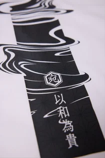 墨の煙と「以和為貴」の文字を白黒でDTFプリントした生地