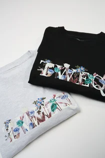 花とアルファベットのロゴをDTFプリントした、黒とグレーのTシャツ