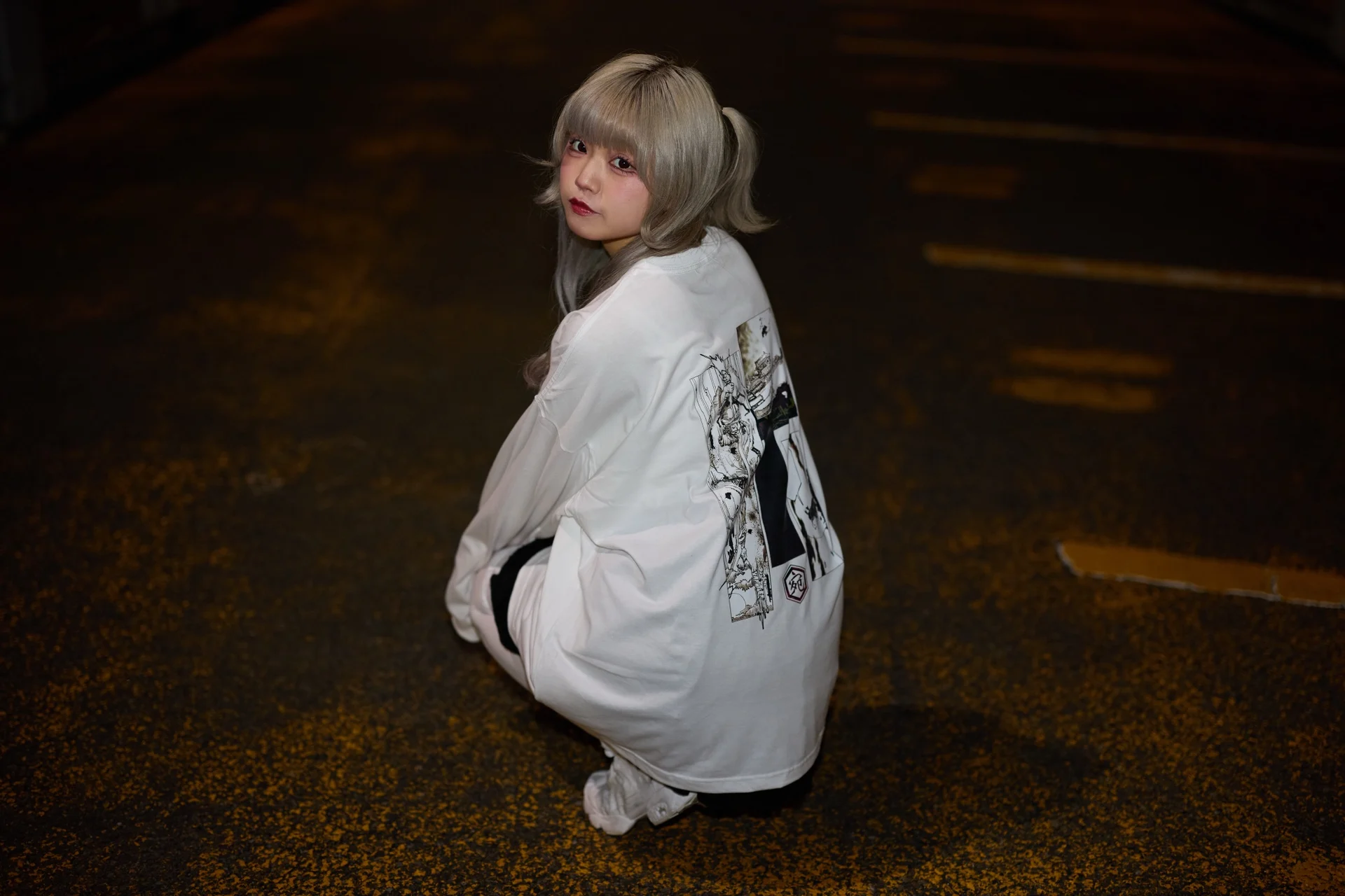 背中に大きくDTFプリントした白いビッグTシャツを着た女性