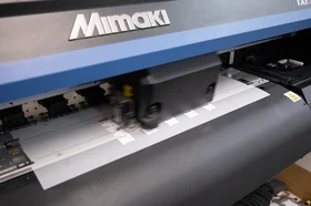 MIMAKIのDTF専用プリンターで、フィルムにプリントしているところ