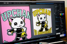 プリント用に入稿された猫のイラストデータをパソコンでチェック