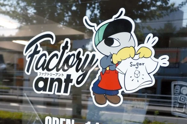Factory antの入口のガラスに貼ったロゴとアント君のステッカー